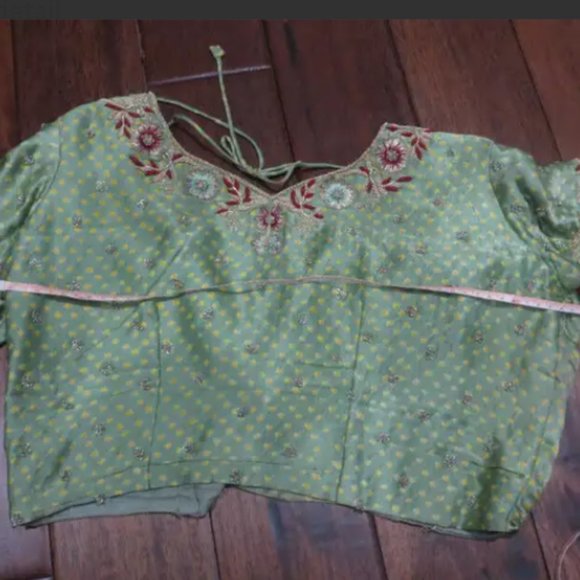 green and red sari with marble detail - Picture 3 of 3